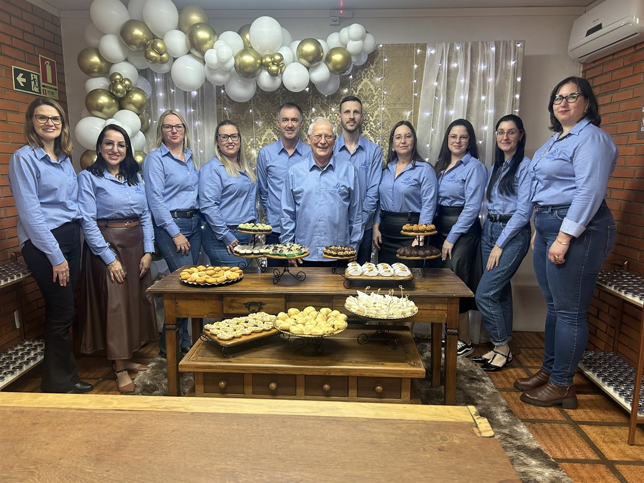 Equipe reunida na inauguração da nova sede do Escritório Contábil ABC em agosto de 2025